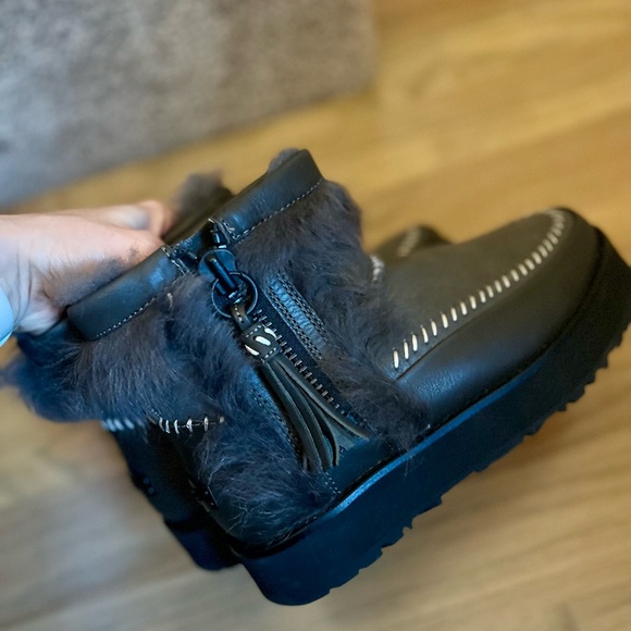 UGG Fluff Punk short boot | size 6 | Black Olive - Picture 5 of 7